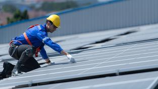Ein Facharbeiter bei der Montage von Solarpanelen auf einem Dach. (Foto: picture alliance / Zoonar | Sunan Wongsa-nga)