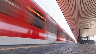 Eine Regionalbahn hält an einem Bahnhof (Foto: picture alliance/dpa | Tim Würz)