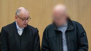 Der Angeklagte (r) steht beim Prozessauftakt um die tödliche Amokfahrt in Trier erneut im Gerichtssaal neben seinem Verteidiger. (Foto: picture alliance/dpa | Harald Tittel)