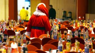 Weihnachtsfeier (Foto: picture alliance/dpa/Jens Kalaene)