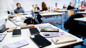 Zahlreiche Smartphones liegen in einer Schulklasse (Foto: picture alliance/dpa | Hauke-Christian Dittrich)
