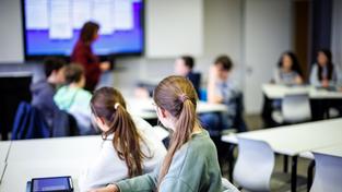 Schüler im Klassenraum eines Gymnasiums (Foto: picture alliance / dpa | Matthias Balk)