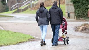 Eine Familie macht einen Spaziergang. (Foto: dpa/Bodo Marks)