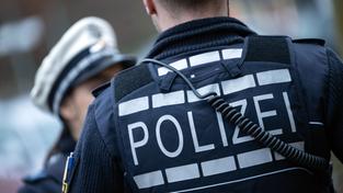 Eine Polizistin und ihr Kollege in Uniform bei einem Einsatz (Foto: picture alliance/dpa | Marijan Murat)
