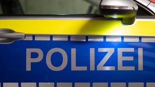 „Polizei“ ist auf der Tür eines Polizeiautos zu lesen. (Foto: picture alliance/dpa | Robert Michael)