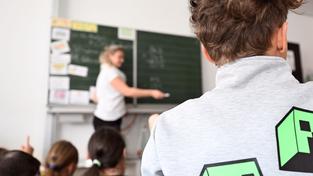 Eine Lehrerin steht vor einer Klasse an der Tafel (Foto: picture alliance/dpa | Bernd Weißbrod)