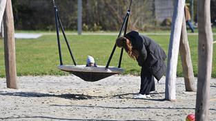 Eine Frau mit Kind auf dem Spielplatz (Foto: picture alliance / SvenSimon | Frank Hoermann/SVEN SIMON)