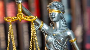 Symbolbild: Nahaufnahme einer Justitia als Symbol für Gerichtsurteile, Rechtsprechung, Gerechtigkeit.  (Foto: picture alliance / CHROMORANGE | Udo Herrmann)