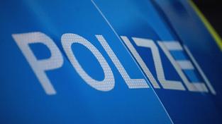 Das Wort Polizei ist auf der Karosserie eines Polizeifahrzeugs zu sehen (Foto: picture alliance/dpa | Marijan Murat)