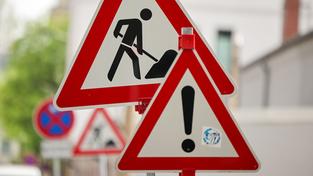 Schilder warnen vor einer Baustelle (Foto: picture alliance/dpa | Jan Woitas)