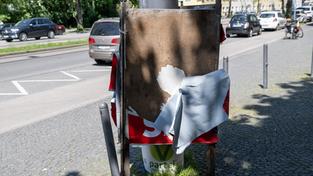 Beschädigte Wahlplakate an einer Straße (Foto: picture alliance / Eibner-Pressefoto | Eibner-Pressefoto/Franz Feiner)