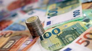 Ein Stapel mit Zwei-Euro-Münzen steht auf verschiedenen Euro-Banknoten (Foto: picture alliance/dpa | Karl-Josef Hildenbrand)