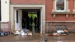 Das Wasser der Blies ist zurückgegangen, damit begann das Auspumpen und Reinigen der Straßen und Keller in Quierschied. (Foto: picture alliance/dpa | Helmut Fricke)