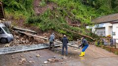 Ein Berghang ist in Blieskastel durch den starken Regen ins Rutschen gekommen. Auch dort liefen am Samstag die Aufräumarbeiten an. (Foto: picture alliance/dpa | Helmut Fricke)