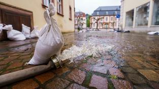In der Altstadt von Blieskastel wird Wasser aus den überfluteten Kellern abgepumpt. (Foto: picture alliance/dpa | Andreas Arnold)