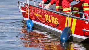 Ein Motorboot der DLRG-Wasserrettung (Foto: picture alliance/dpa | Christoph Reichwein)
