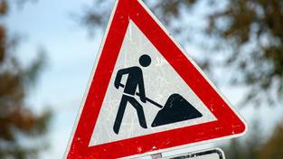 Ein Baustellen-Hinweisschild (Foto: picture alliance/dpa | Stefan Sauer)