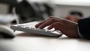 Jemand tippt auf einer Computer-Tastatur (Foto: picture alliance / dpa | Uli Deck)