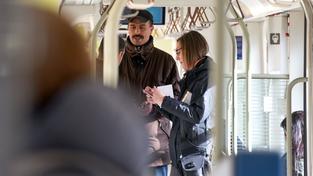 Kontrolleure prüfen Fahrkarten in der Bahn (Foto: picture alliance / dpa | Holger Hollemann)