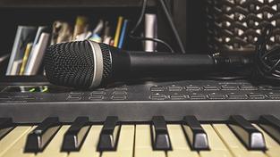 Ein Mikrofon liegt auf der Tastatue eines Keyboards. (Foto: Pixabay)