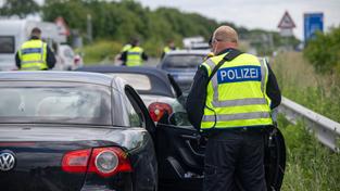 Bundespolizisten kontrollieren am 11.06.2024 auf der A64 in der Region Trier Fahrzeuge. (Foto: picture alliance/dpa | Harald Tittel)