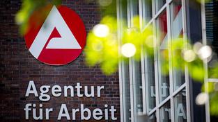 Der Schriftzug «Agentur für Arbeit» hängt an einem Gebäude.  (Foto: picture alliance/dpa | Sina Schuldt)