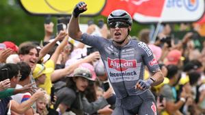 Etappensieger Jasper Philipsen aus Belgien von Alpecin-Deceuninck jubelt bei der Zieleinfahrt. (Foto: picture alliance/dpa/AFP | Marco Bertorello)