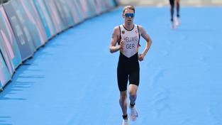 Paris 2024 - Triathlon. Tim Hellwig aus Deutschland rennt zur Ziellinie. (Foto: picture alliance/dpa | Jan Woitas)