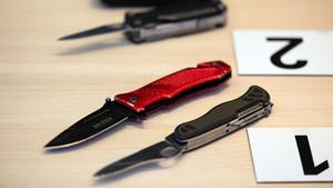 Messer sind als beschlagnahmte Beweismittel ausgestellt (Foto: picture alliance/dpa | Rolf Vennenbernd)