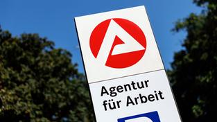 Das Logo der Agentur für Arbeit ist am 29.08.2024 an einer Stele vor dem Behördengebäude der Agentur für Arbeit in München (Bayern) zu sehen. (Foto: picture alliance / dpa | Matthias Balk)