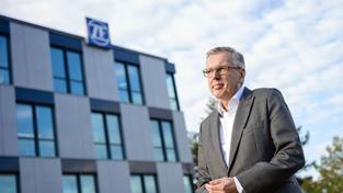 Holger Klein, Vorstandsvorsitzender der ZF Group, steht vor dem ZF Verwaltungsgebäude in Saarbrücken (Foto: picture alliance/dpa | Oliver Dietze)