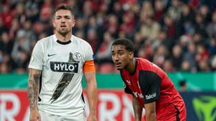 Luca Schnellbacher (SV Elversberg) und Arthur (Bayer 04 Leverkusen) (Foto: picture alliance / HMB Media | Marco Bader)