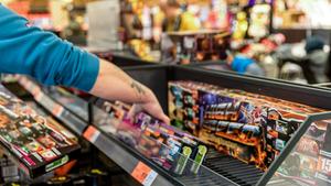 Jemand greift im Supermarkt nach einer Packung Feuerwerkskörper (Foto: picture alliance/dpa | Frank Hammerschmidt)