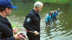 Taucher der Polizei und der Berufsfeuerwehr Saarbrücken suchen am Donnerstag (04.10.2001) das Ufer des Burbacher Waldweihers nach dem vermissten fünfjährigen Pascal Zimmer aus Saarbrücken-Burbach ab. (Foto: dpa)