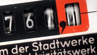 Langzeitaufnahme eines laufenden Stromzählers mit verschwimmenden Zahlen (Foto: picture alliance / dpa | Julian Stratenschulte)