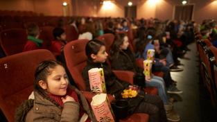 Schulkinder sitzen in einer Kinovorstellung. (Foto: picture alliance / dpa | Thomas Frey)