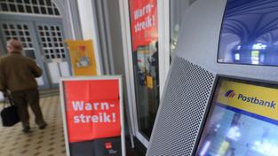 Eine Postbank-Filiale wird bestreikt (Foto: picture alliance / dpa | Jens Wolf)