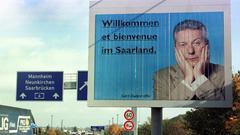 Gerd Dudenhöffer auf einem Begrüßungsschild 