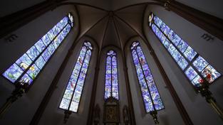 Die von dem russischen Künstler Marc Chagall gestalteten Fenster im Ost-Chor der Kirche Sankt Stephan, Mainz (Foto: dpa/Fredrik von Erichsen)