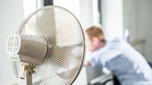 Ein Ventilator steht in einem Büro. (Foto: Wolfram Kastl/dpa)