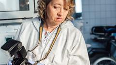 Dr. Henny Wenzel (Anna Böttcher) untersucht den Leichnam von Andreas Schneider (Nils Bannert). (Foto: SR/Manuela Meyer)
