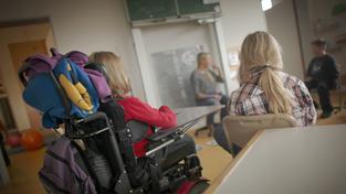 Schüler mit und ohne Rollstuhl in der Förderschule. (Foto: picture alliance / dpa | Fredrik von Erichsen)