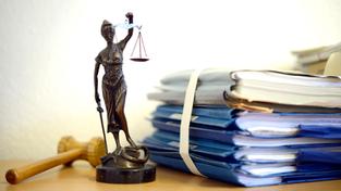 Justitia vor Gerichtsakten (Foto: picture alliance / dpa | Volker Hartmann)