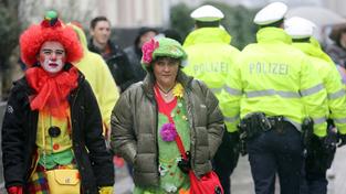 Polizisten sorgen für Sicherheit an Fastnacht (Foto: dpa/Roland Weihrauch)