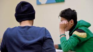 Zwei Geflüchtete sitzen an einem Tisch (Foto: picture alliance / dpa | Carsten Rehder)