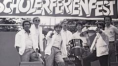 Das SR 1-Moderatorenteam hat sich auf dem Schülerferienfest für ein Gruppenfoto versammelt. (v.l.n.r.) Manfred Sexauer, Gerd Arend, Wilfried Eckel, Volkmar Lodholz, Eberhard Schilling, Bernd Duszynski, Jürgen Bohr (Foto: SR/Franz Mees)