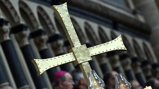 Ein Metallkreuz während eines Gottesdienstes im Trierer Dom (Foto: picture alliance / dpa | Harald Tittel)