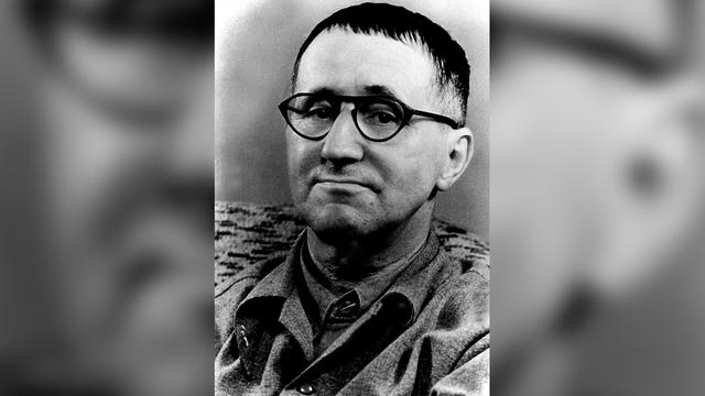 Der Dramatiker und Lyriker Bertolt Brecht auf einem undatierten Porträt-Foto (Foto: picture alliance/dpa)