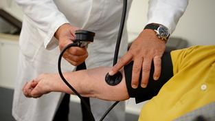 Ein Hausarzt misst in seiner Praxis einer Patientin den Blutdruck. (Foto: dpa/Bernd Weissbrod)