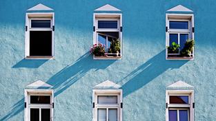 Hausfassade mit Fenstern und langen Schatten (Foto: dpa/Nicolas Armer)